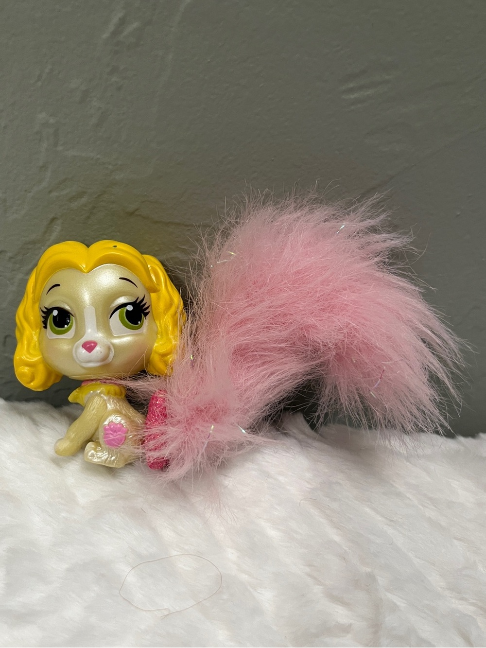 Disney Palace Pets Teacup Princess Belle's Puppy 2" Figure Pink Furry Tail Toy - Picture 2 of 8